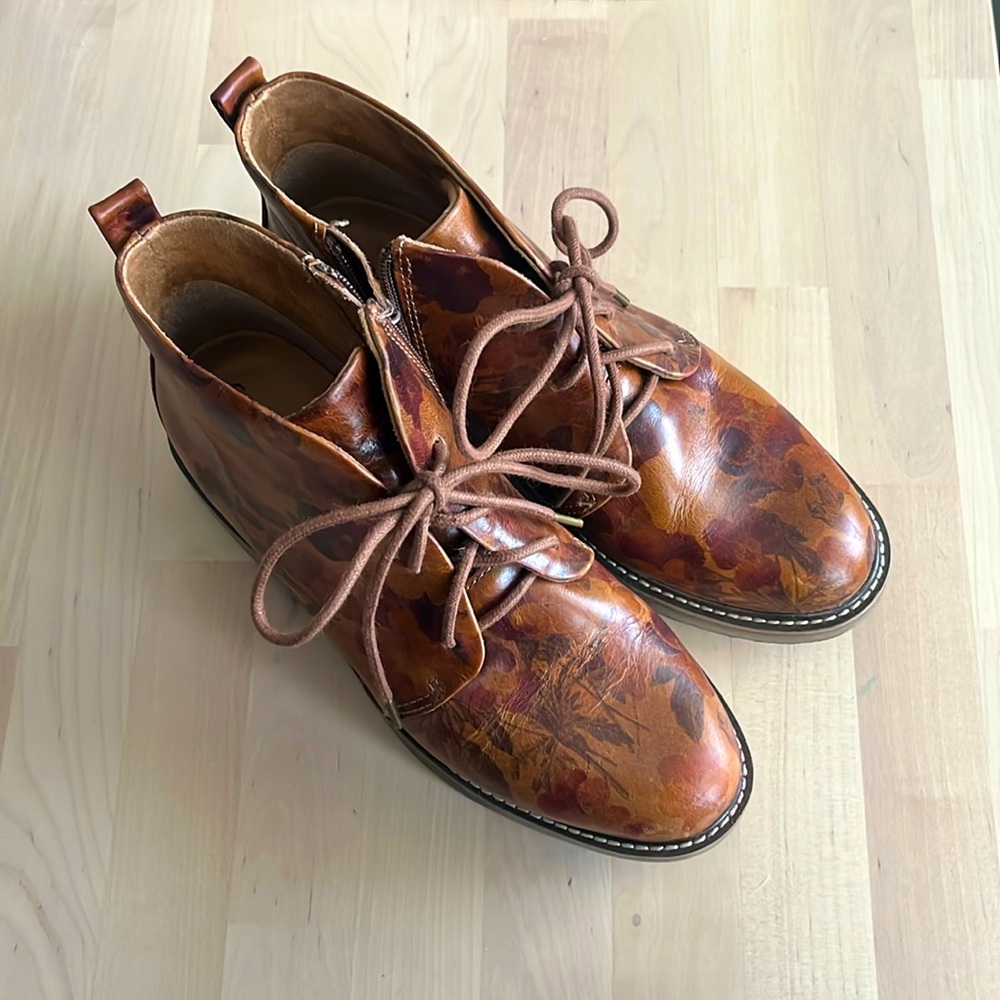 Comfortiva leather ankle boots size 8